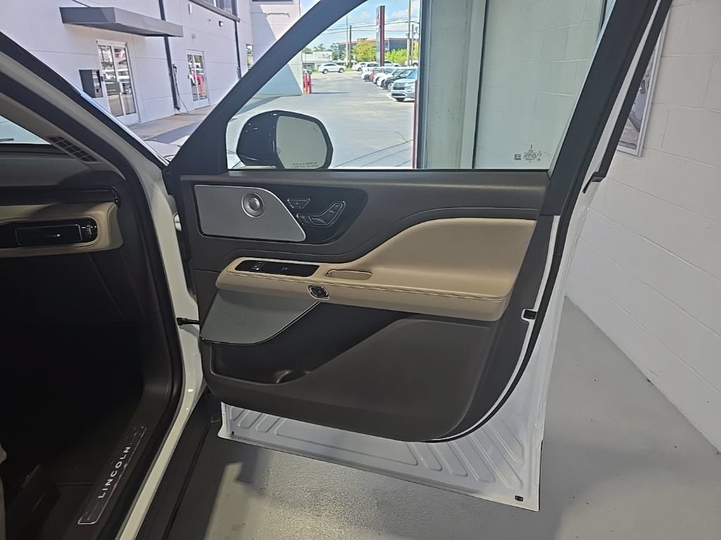Used 2020 Lincoln Aviator Reserve w/ Equipment Group 202A AWD/4WD image 14