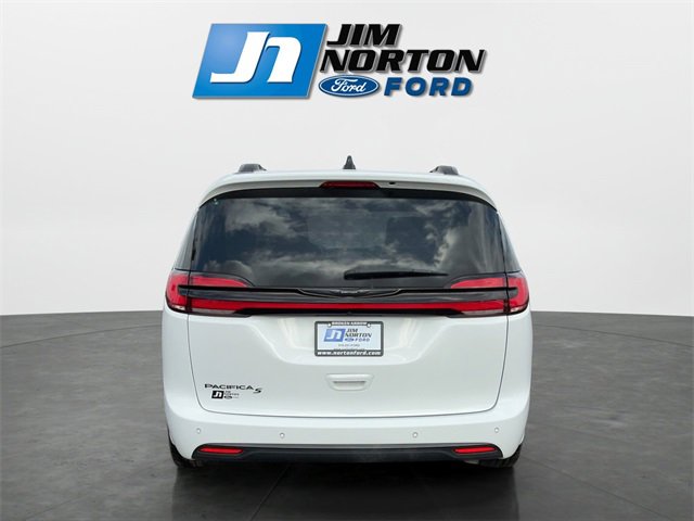Used 2025 Chrysler Pacifica Limited image 4