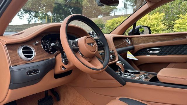 New 2025 Bentley Bentayga Plug-In Hybrid image 16