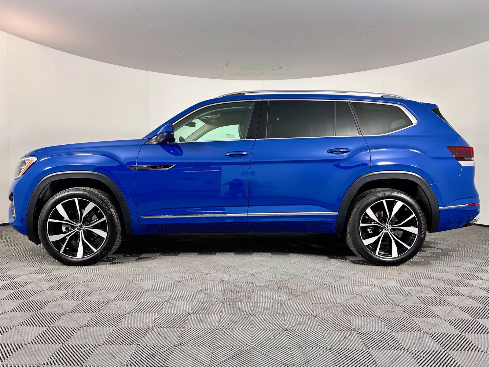 Used 2025 Volkswagen Atlas SEL Premium R-Line AWD/4WD image 17