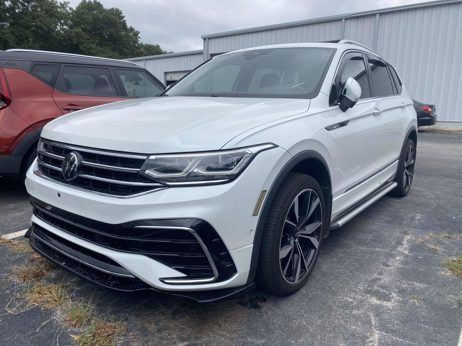 Used 2022 Volkswagen Tiguan SEL R-Line AWD/4WD image 3