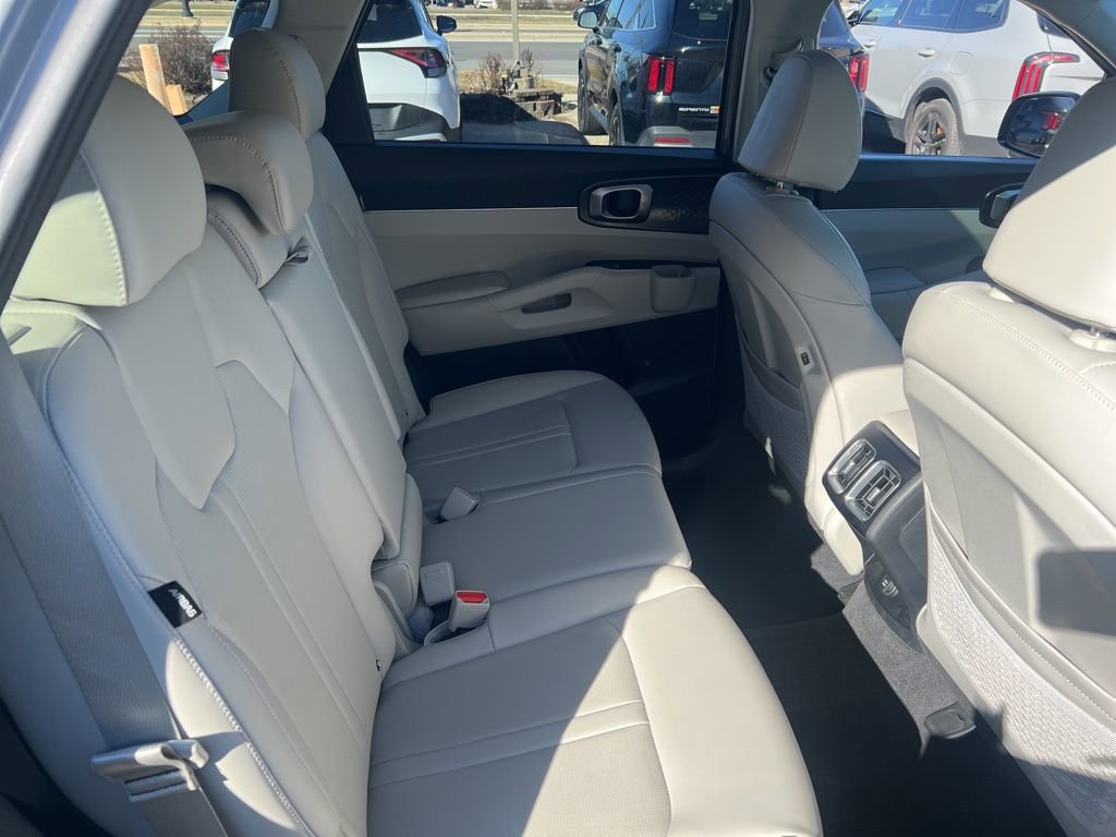 Certified 2025 Kia Sorento S w/ Panoramic Sunroof Package FWD image 15