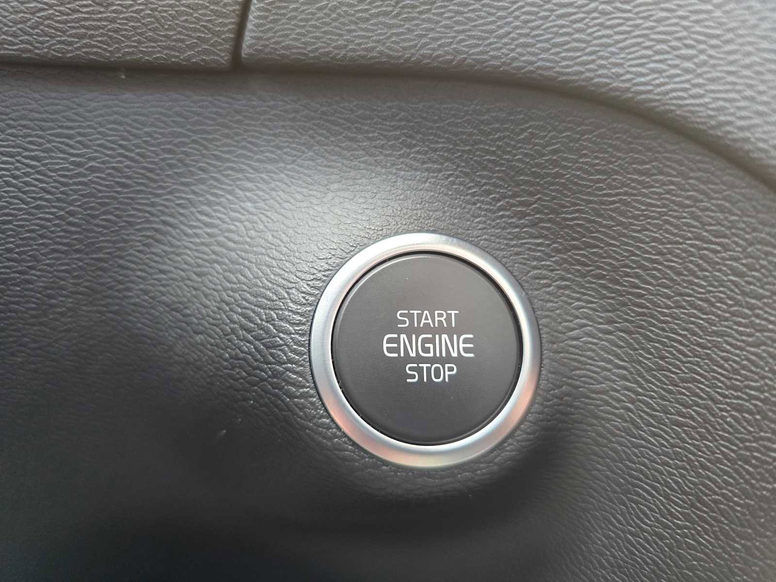 Certified 2023 Volvo XC40 B5 Plus w/ Protection Package Premier image 34