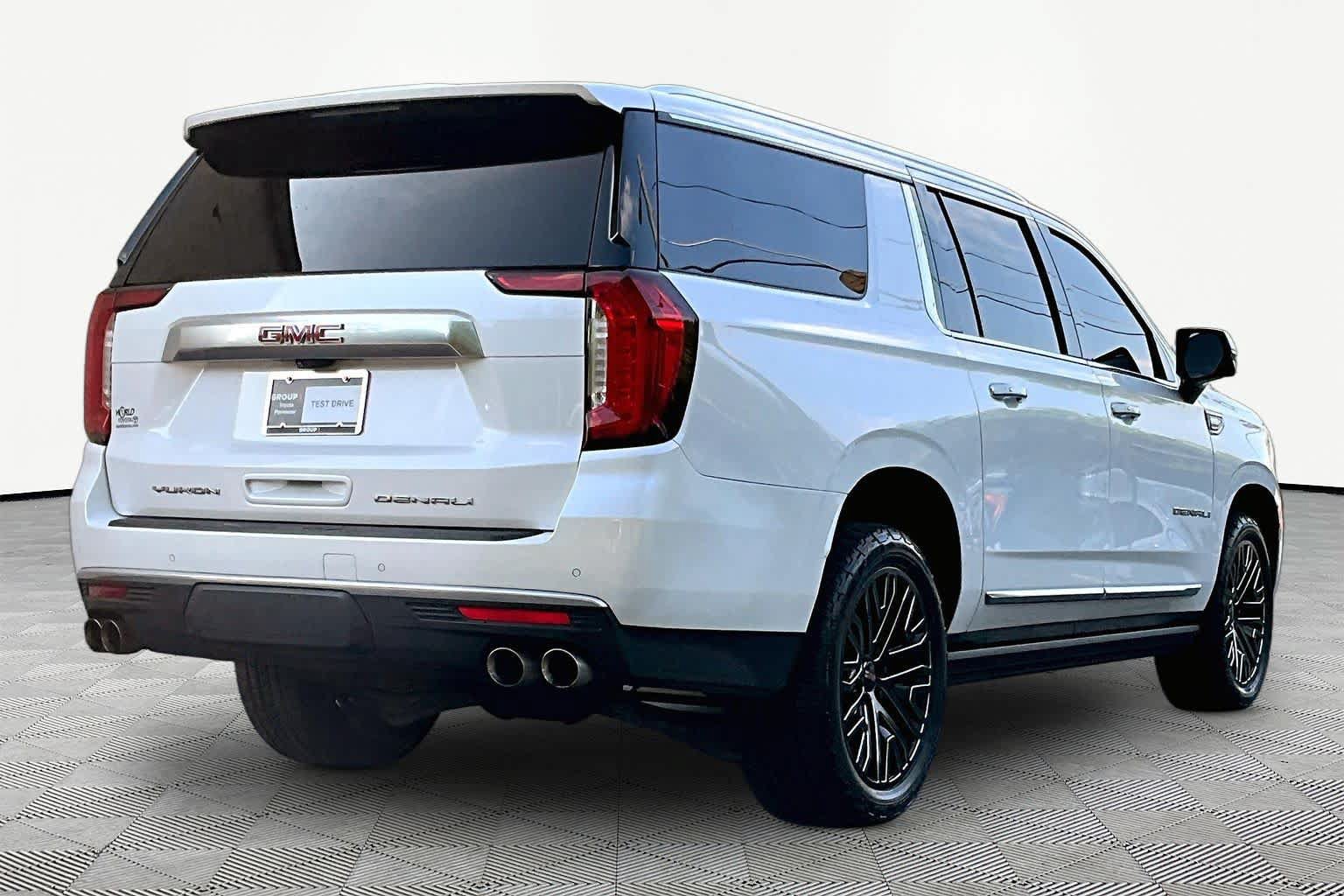 Used 2022 GMC Yukon XL Denali w/ Denali Premium Package RWD image 13