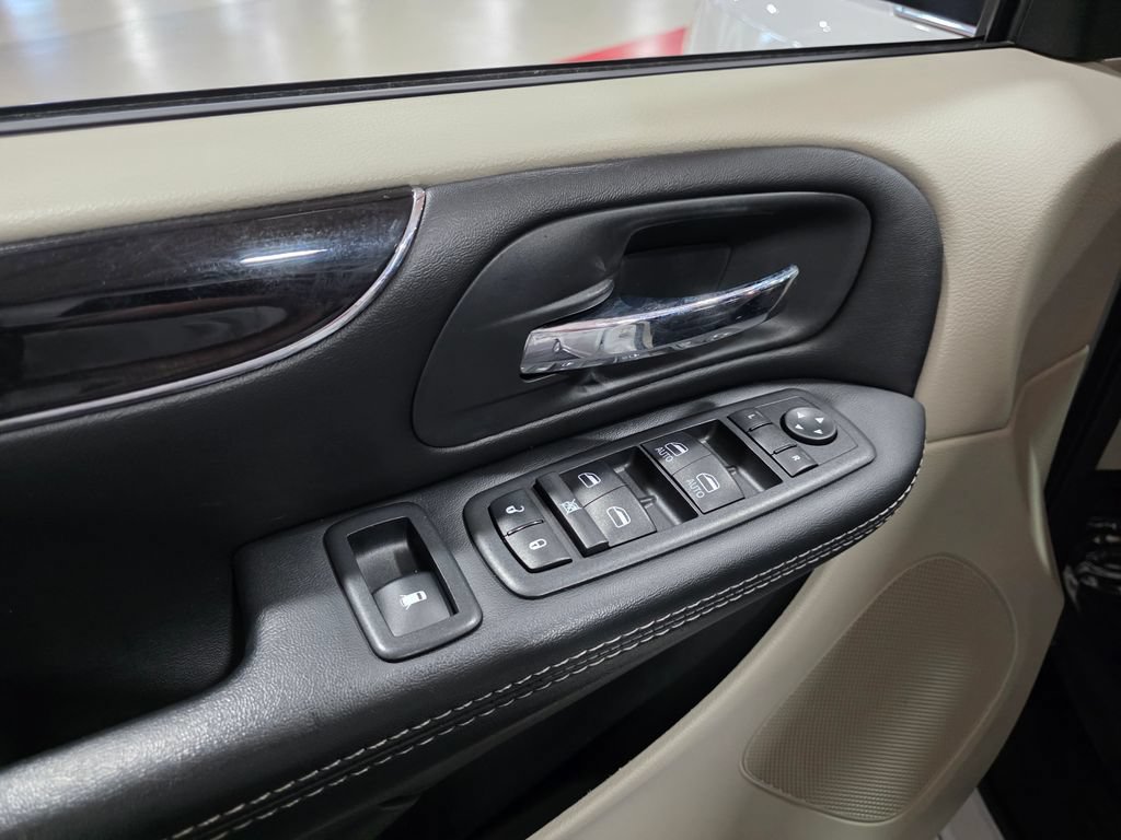 Used 2020 Dodge Grand Caravan SXT w/ Rear Park Assist Package FWD image 12