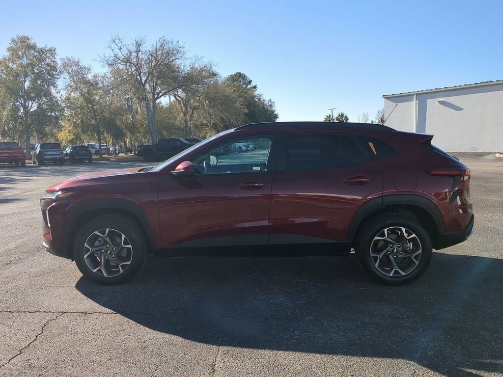 Used 2025 Chevrolet Trax LT w/ LT Convenience Package image 7