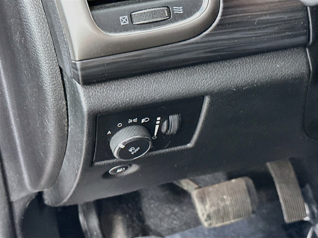 Used 2019 Jeep Grand Cherokee Laredo AWD/4WD image 15
