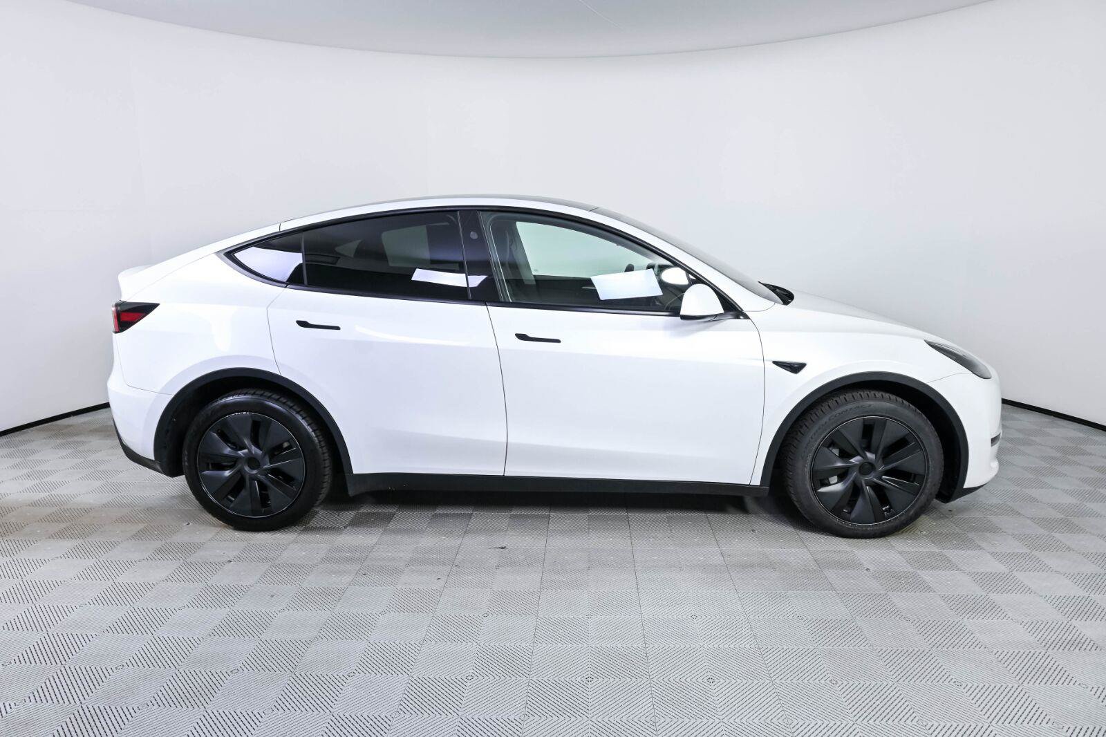 Used 2024 Tesla Model Y Long Range AWD/4WD image 25