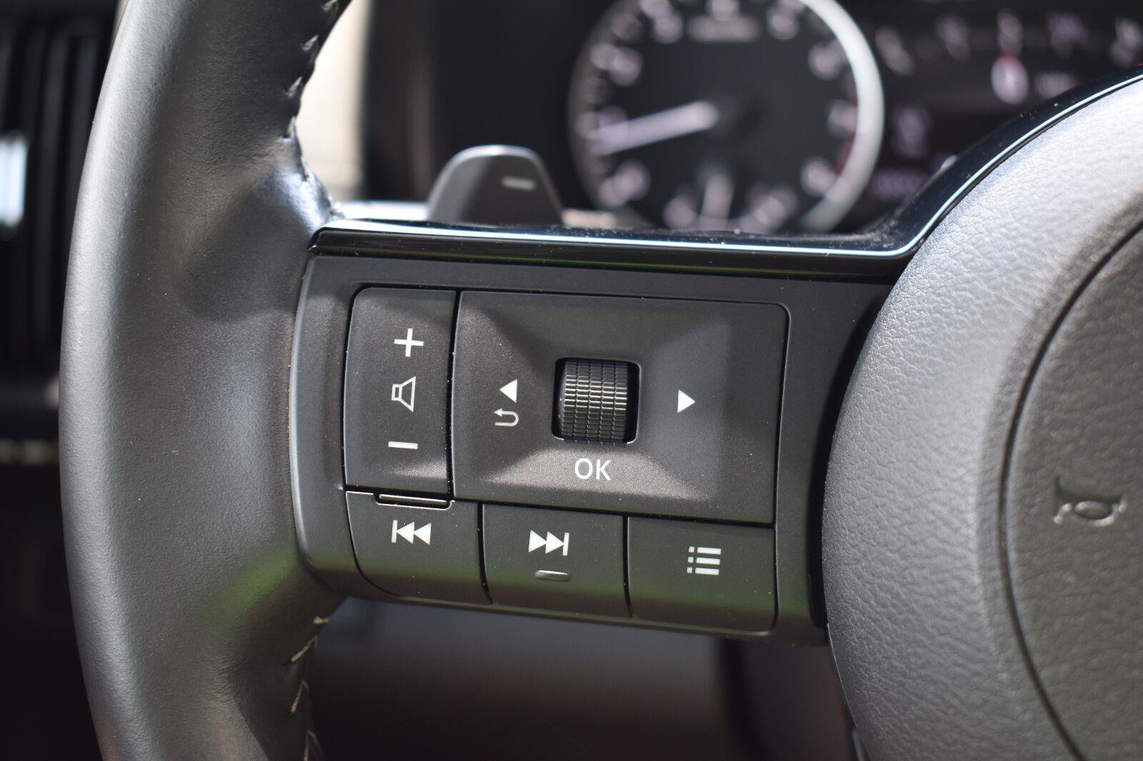 Used 2025 Nissan Pathfinder SL FWD image 31