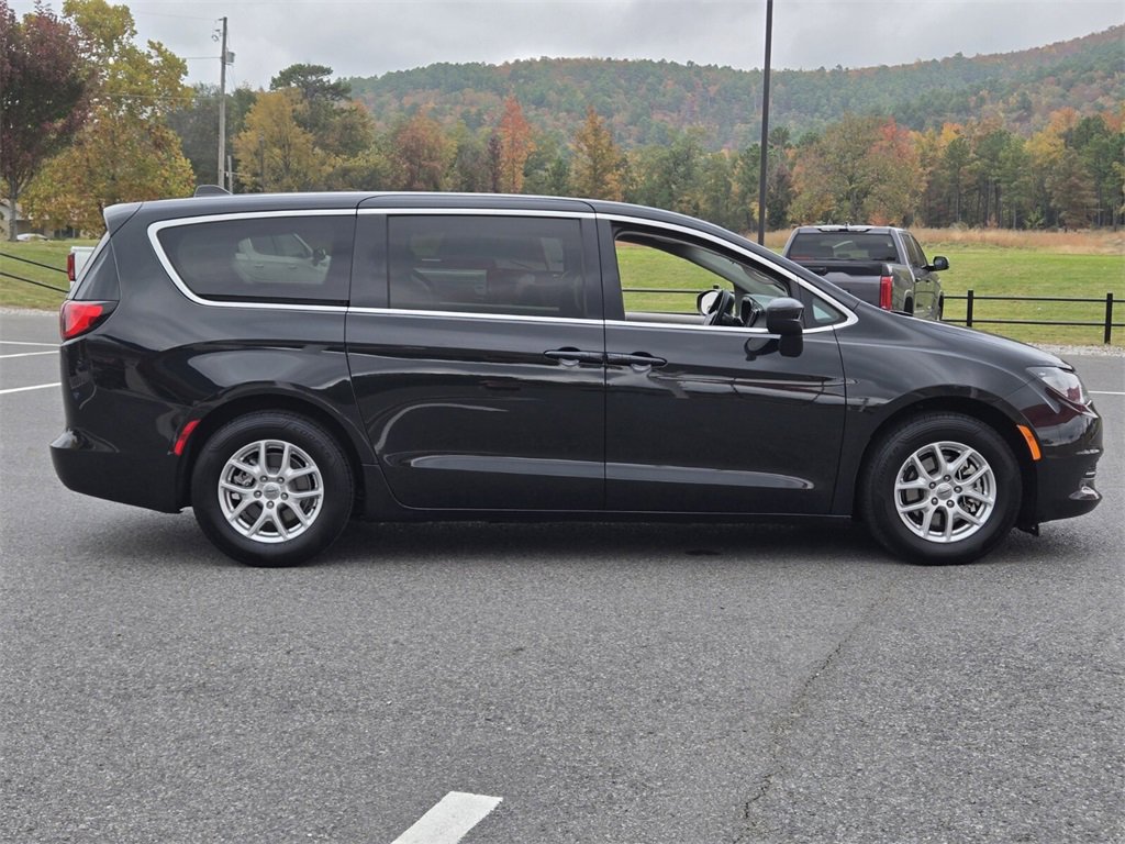 Used 2022 Chrysler Voyager LX image 6