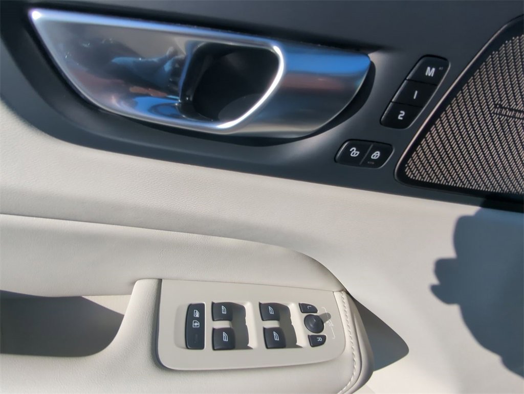 Used 2024 Volvo XC60 B5 Ultimate image 13