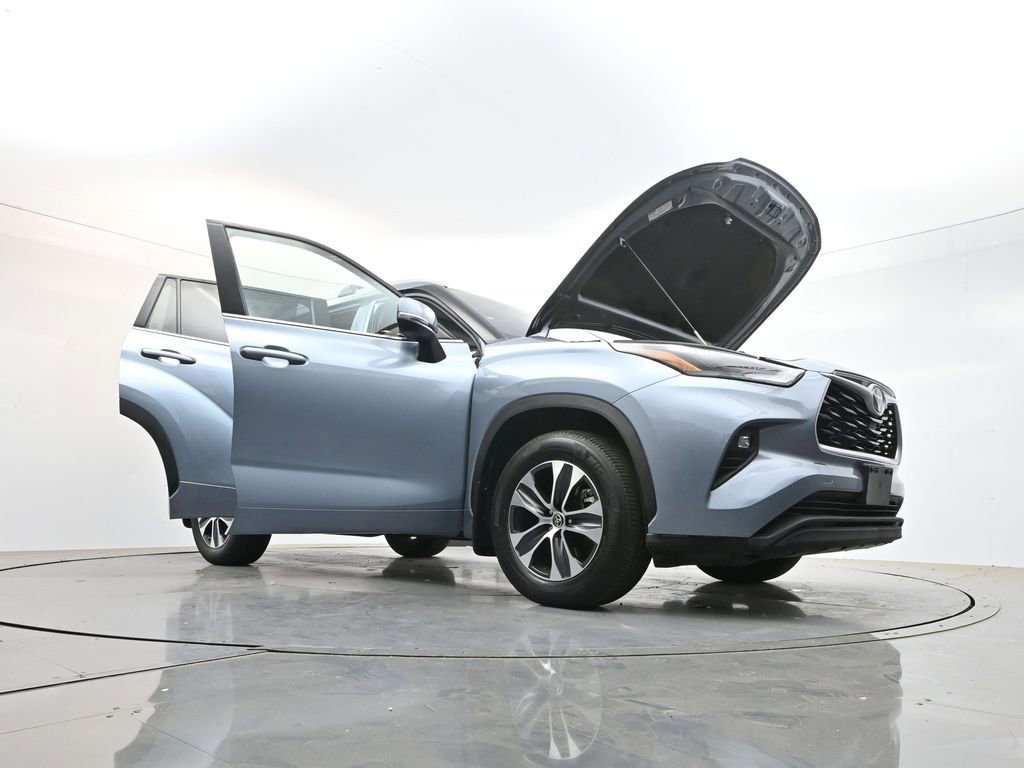 Used 2022 Toyota Highlander XLE AWD/4WD image 41