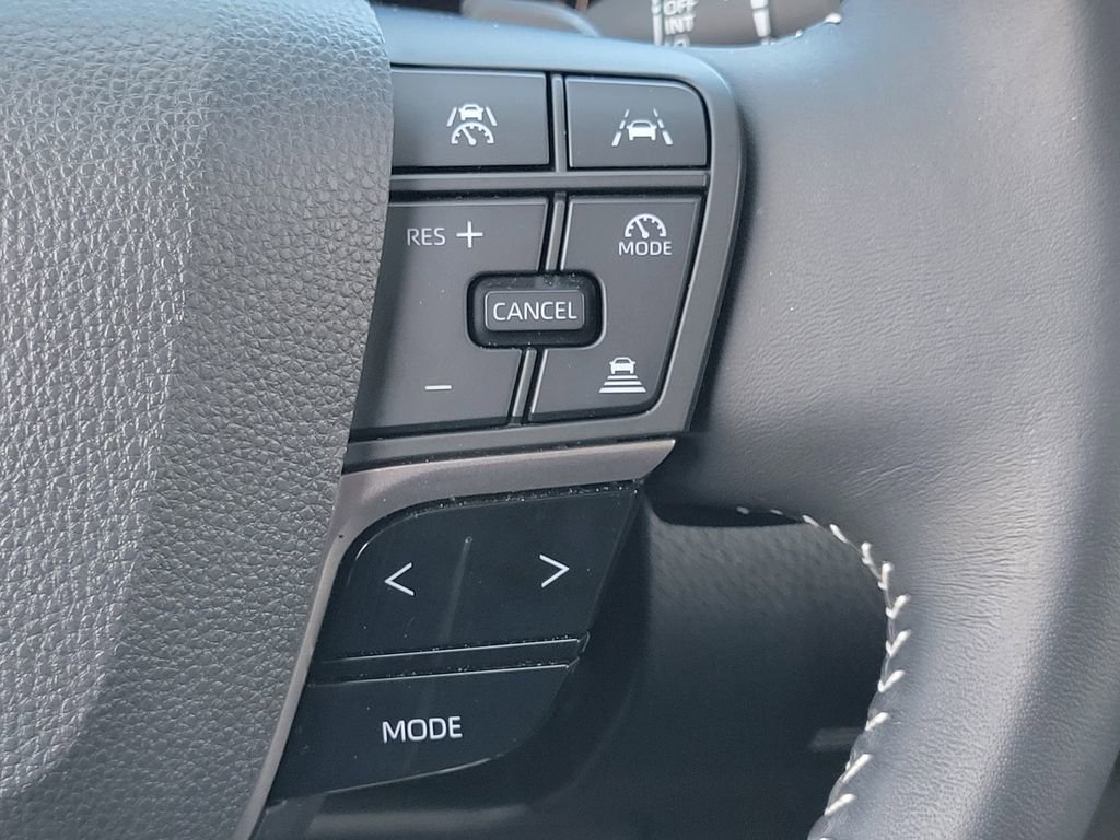 Used 2025 Toyota Camry SE image 6