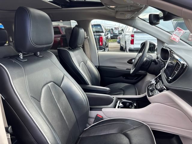 Used 2023 Chrysler Pacifica Limited w/ Uconnect Theater Family Group FWD image 8