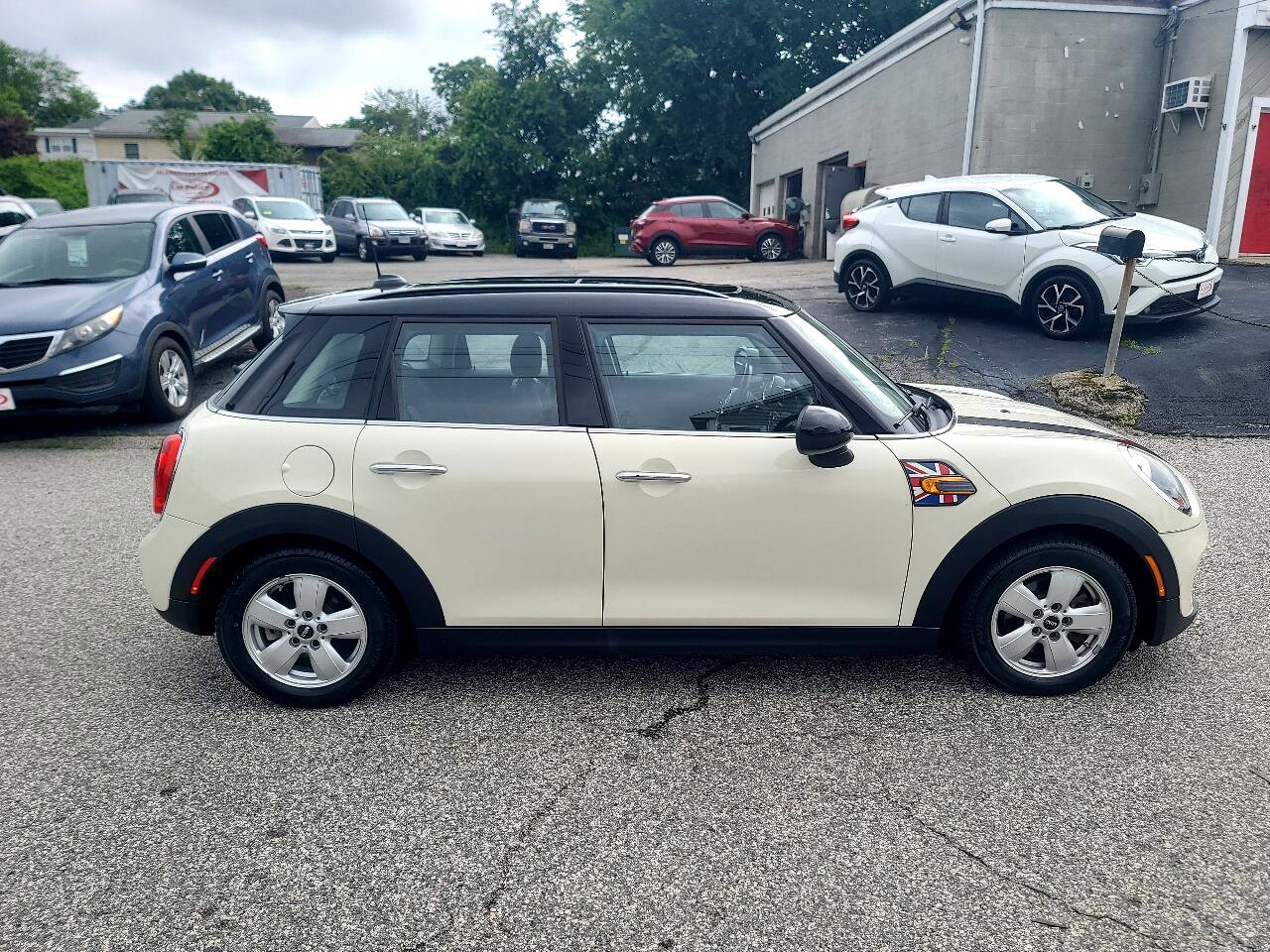 Used 2016 MINI Cooper 4-Door Hardtop image 8
