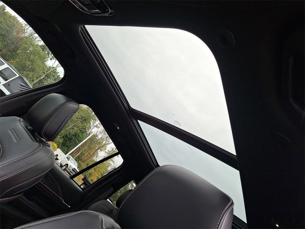 Used 2022 Jeep Grand Cherokee Overland image 14