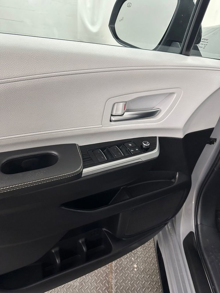 Used 2025 Toyota Sienna XSE image 9