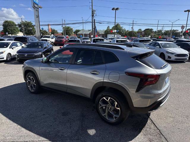 Used 2025 Chevrolet Trax LT w/ LT Convenience Package FWD image 6