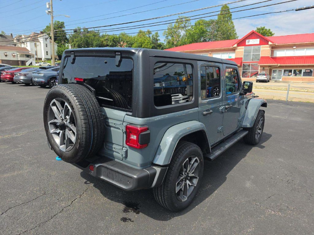 Used 2024 Jeep Wrangler Unlimited AWD/4WD image 2