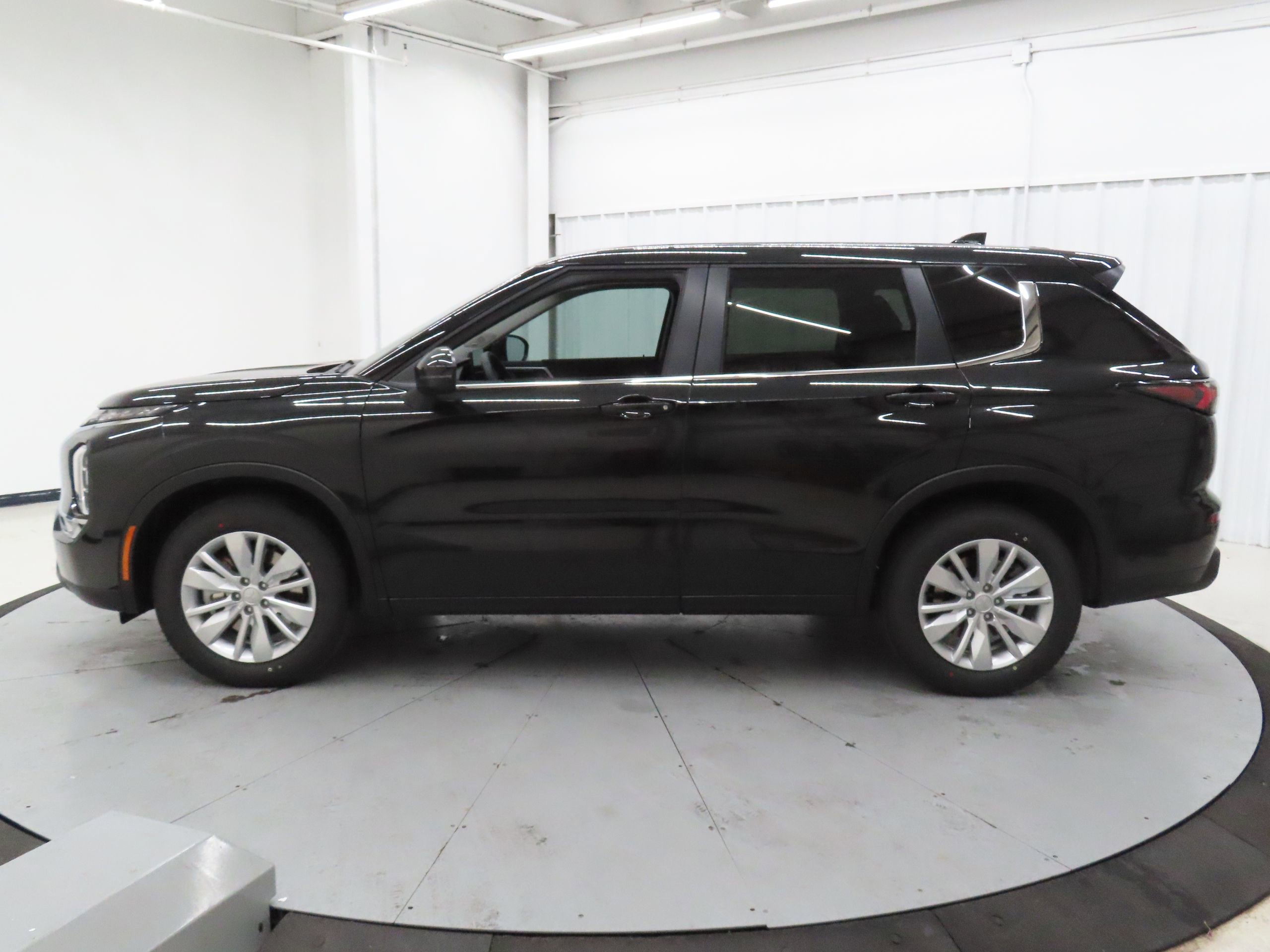 New 2026 Mitsubishi Outlander ES image 6