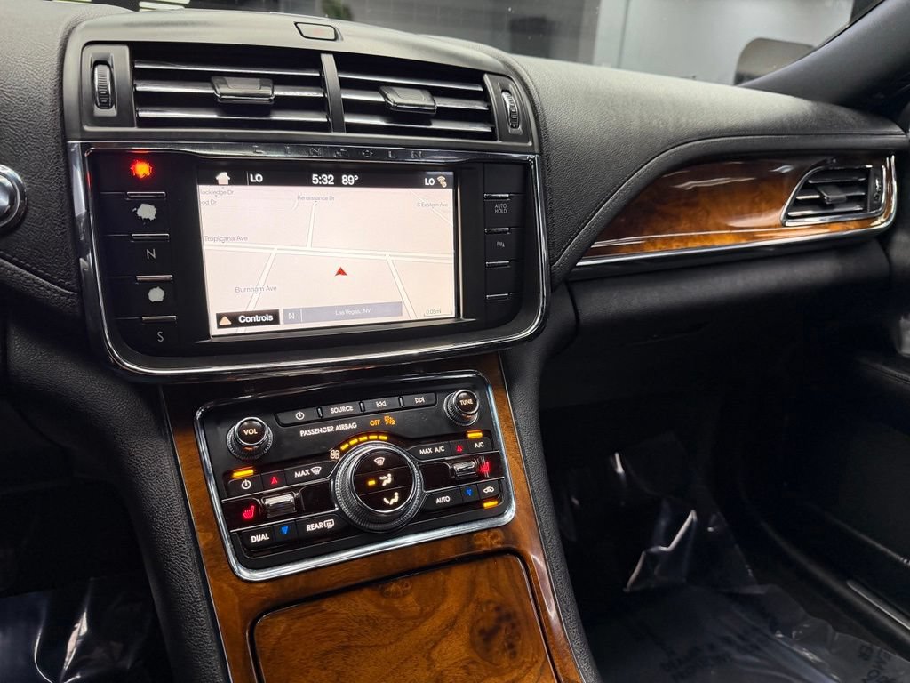Used 2017 Lincoln Continental Select AWD/4WD image 25