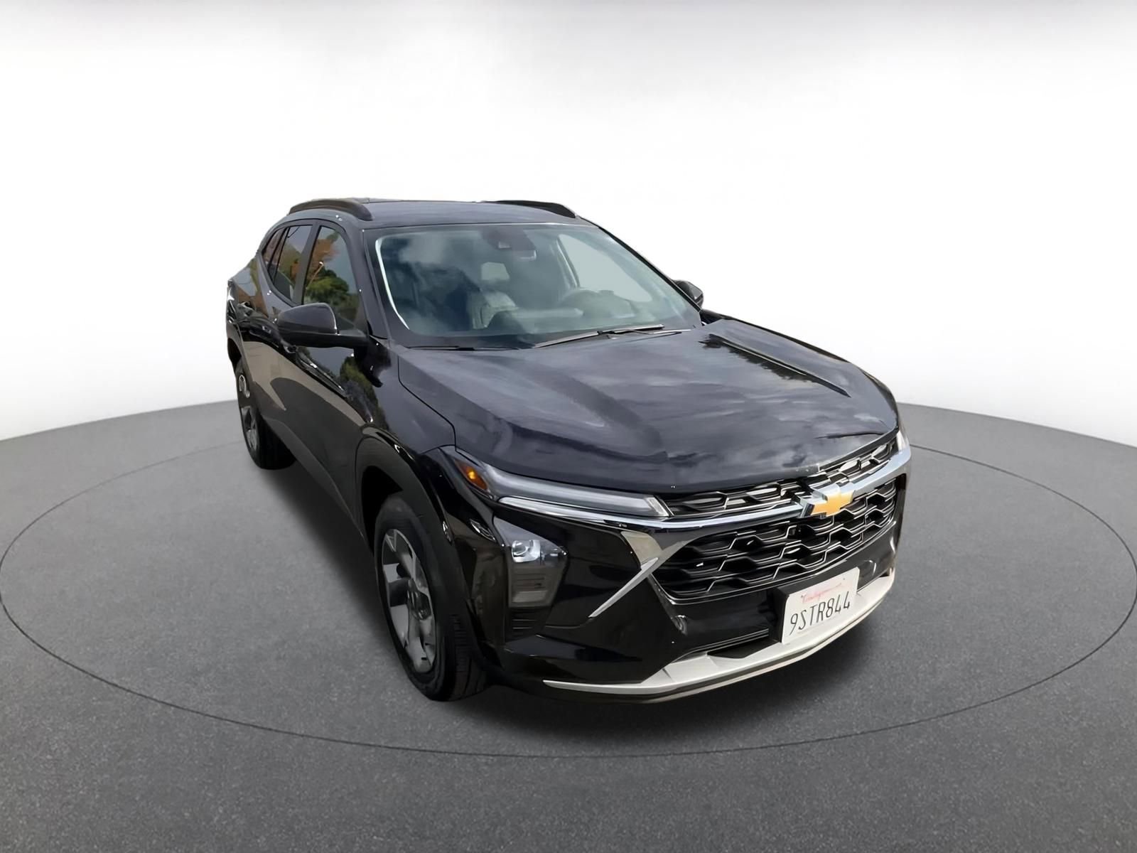 Used 2025 Chevrolet Trax LT image 3