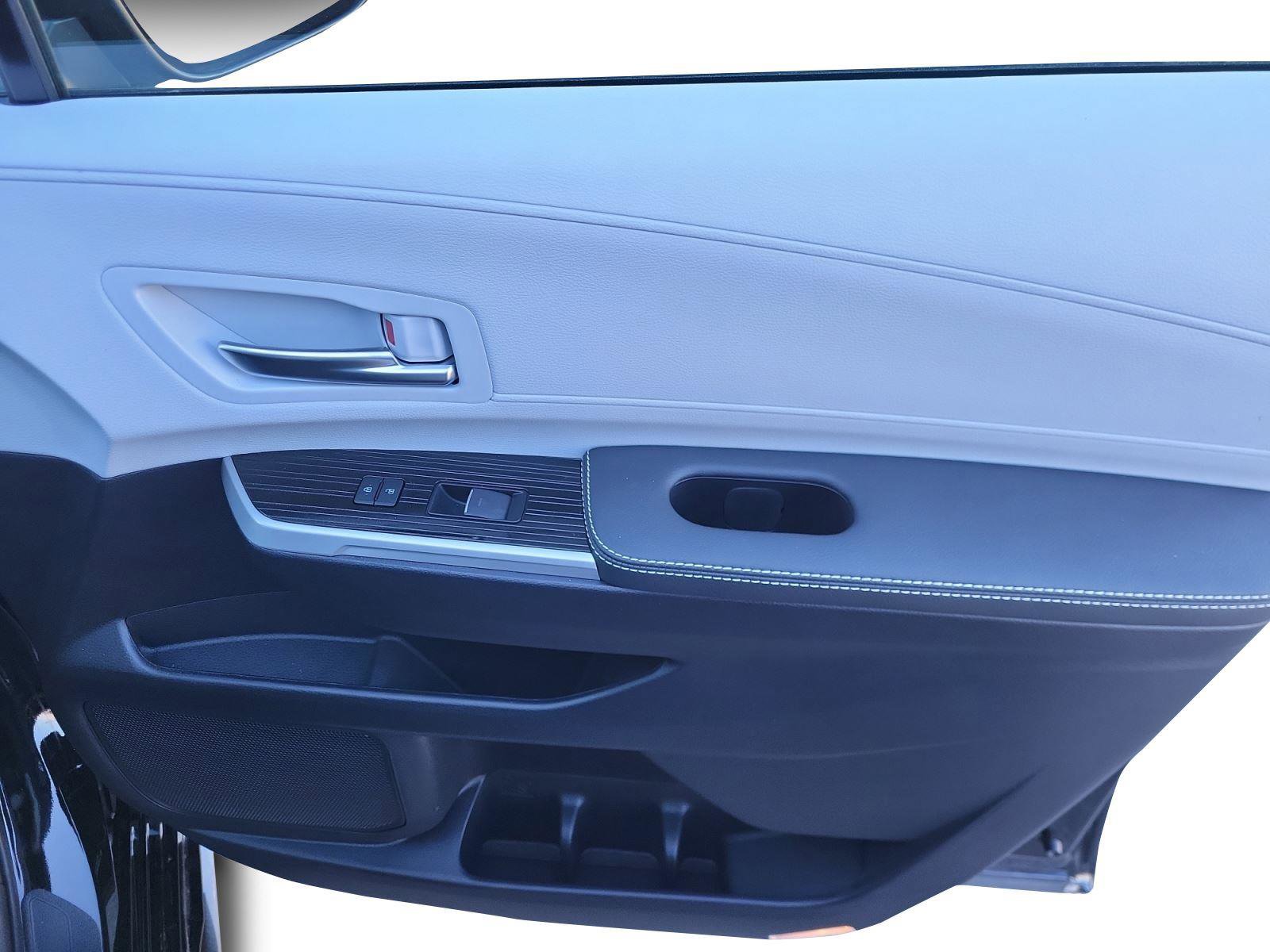 Used 2025 Toyota Sienna XSE image 27