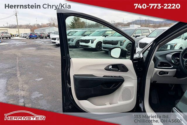 Used 2021 Chrysler Pacifica Touring-L image 13