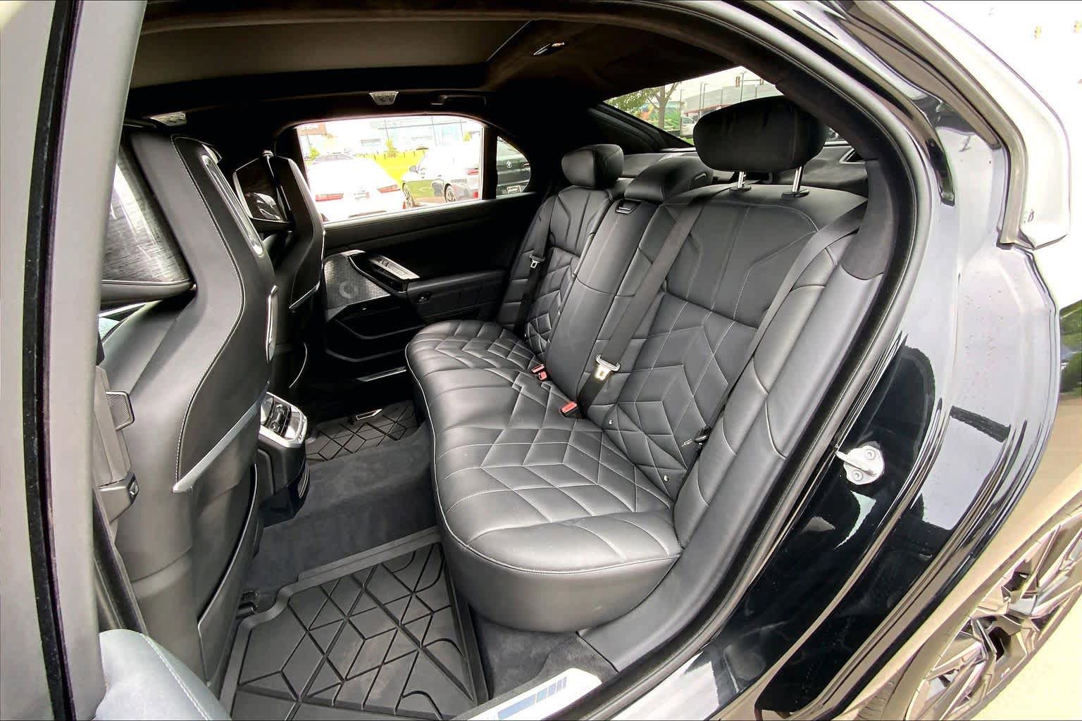 Certified 2024 BMW 760i xDrive w/ Executive Package AWD/4WD image 19