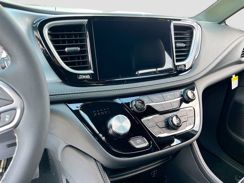 New 2026 Chrysler Pacifica Limited FWD image 12