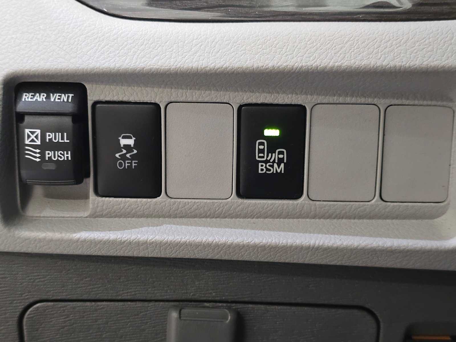 Used 2017 Toyota Sienna XLE FWD image 18