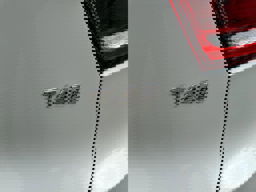 Used 2020 Volvo XC40 T4 R-Design w/ Protection Package Premier image 6