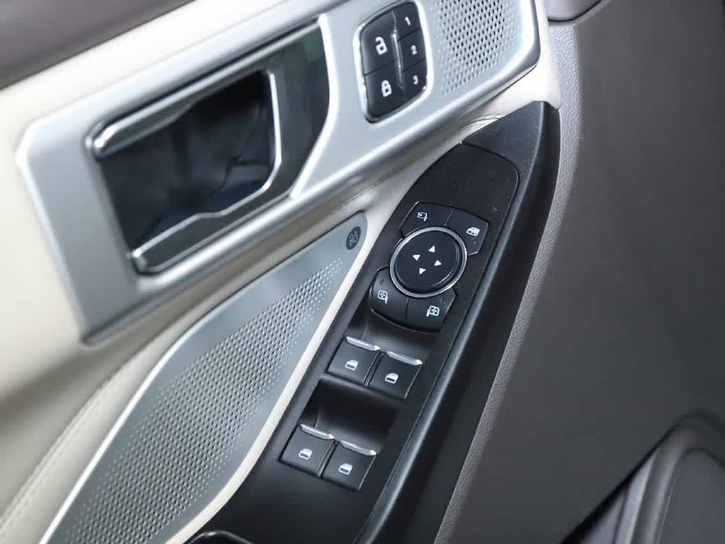Used 2020 Ford Explorer Platinum w/ Premium Technology Package AWD/4WD image 17