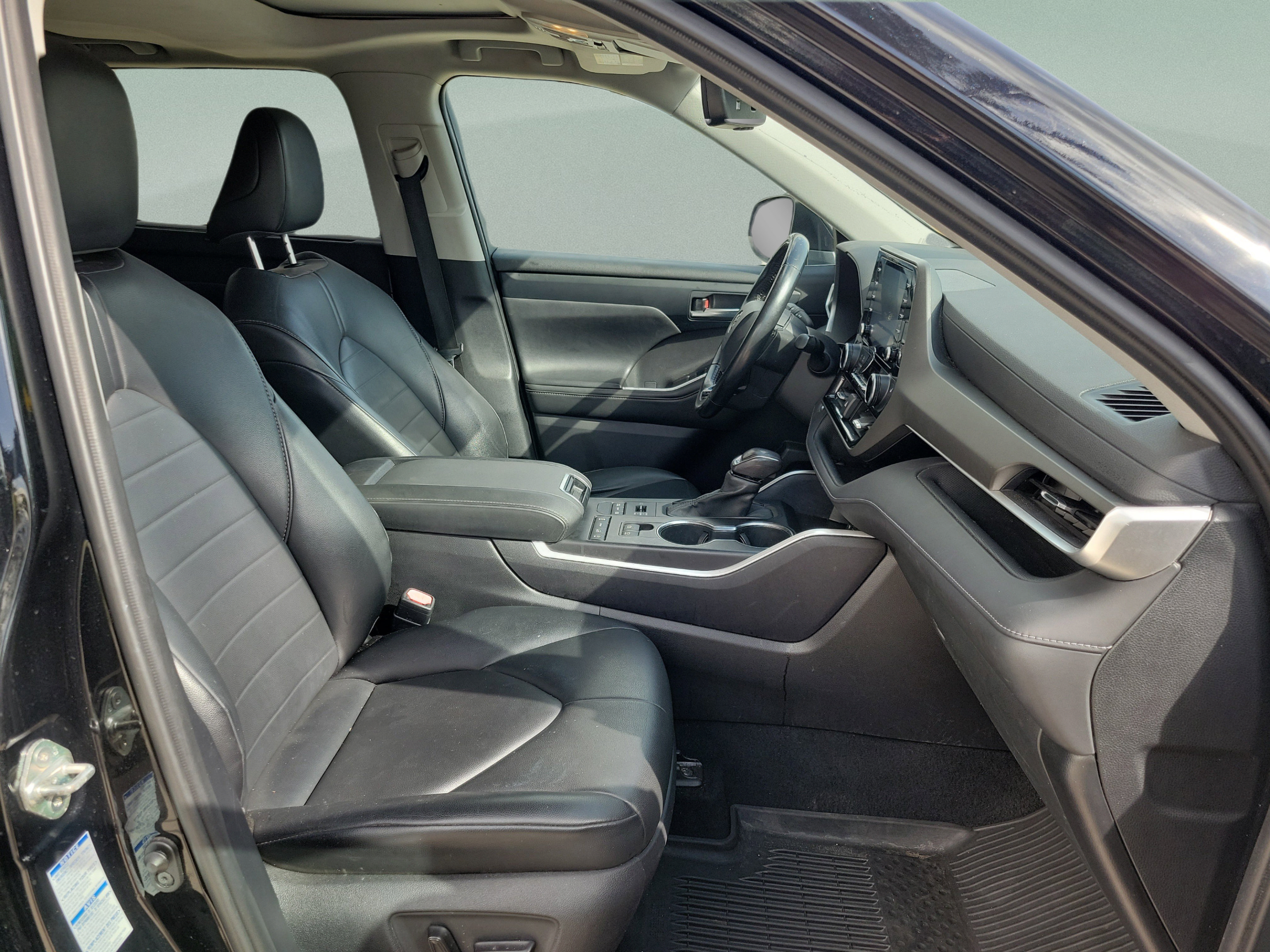 Used 2021 Toyota Highlander XLE AWD/4WD image 7