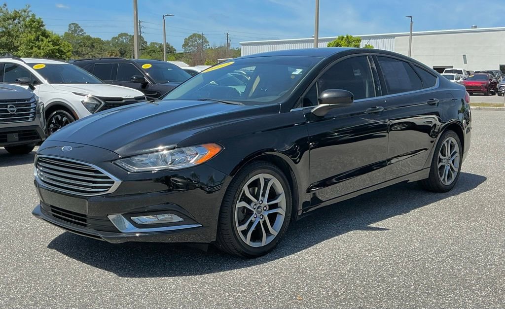 Used 2017 Ford Fusion SE w/ Equipment Group 201A FWD image 1