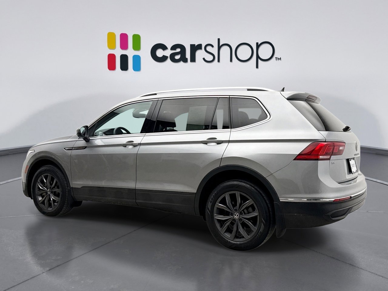 Used 2022 Volkswagen Tiguan SE w/ Panoramic Sunroof Package image 3