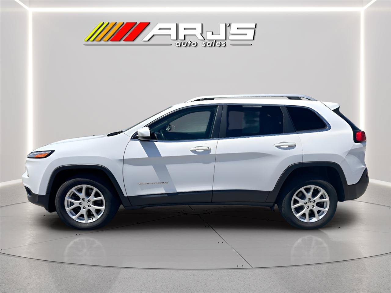 Used 2018 Jeep Cherokee Latitude w/ Cold Weather Group AWD/4WD image 2