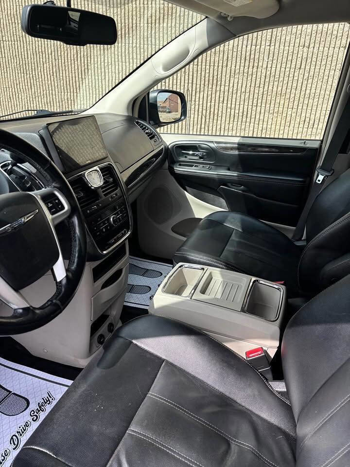 Used 2016 Chrysler Town & Country Touring w/ Driver Convenience Group FWD image 2