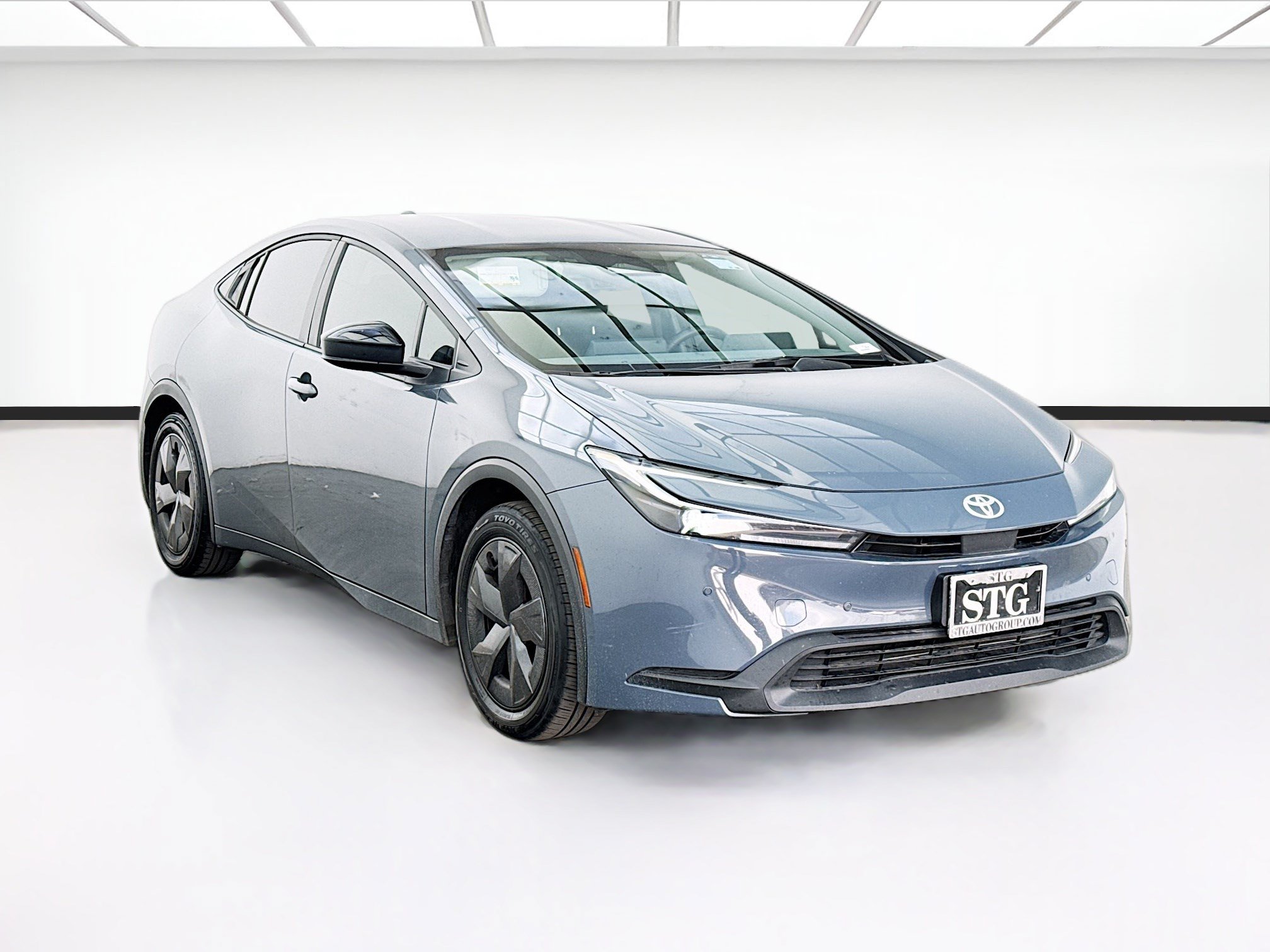 Used 2025 Toyota Prius LE FWD image 3