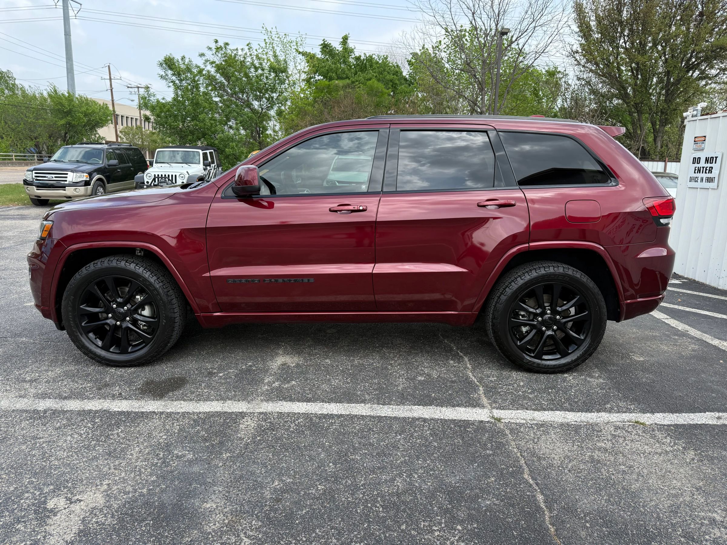 Used 2021 Jeep Grand Cherokee Laredo X AWD/4WD image 2