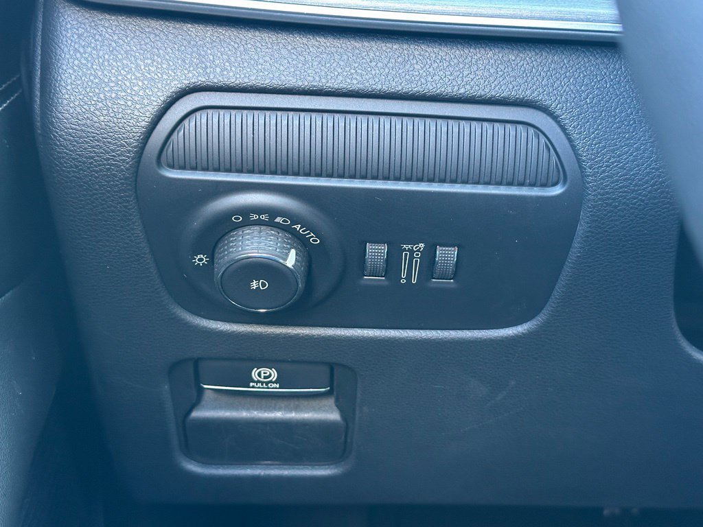 Used 2025 Jeep Wagoneer L Series II AWD/4WD image 18