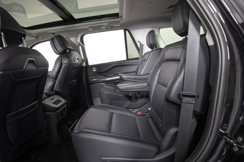 Used 2025 Lincoln Navigator Reserve AWD/4WD image 11