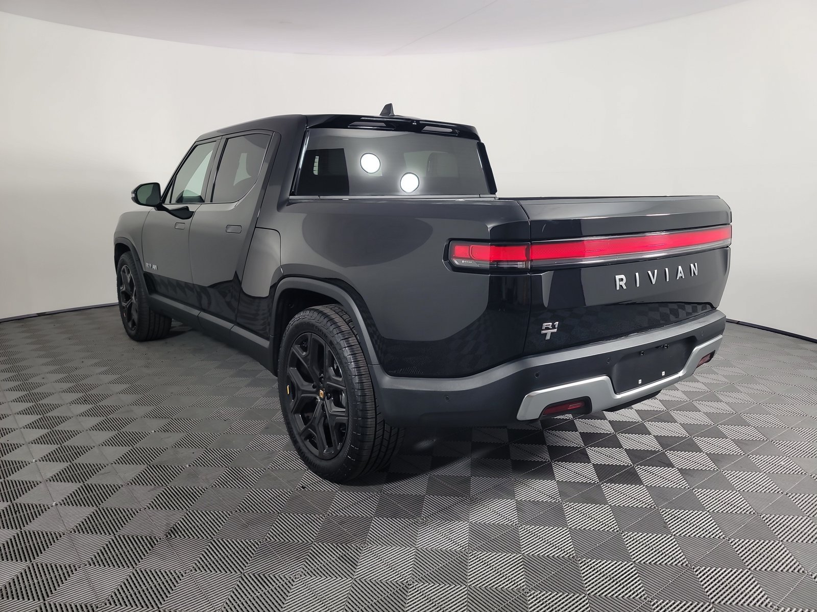Used 2024 Rivian R1T Adventure Dual AWD/4WD image 3