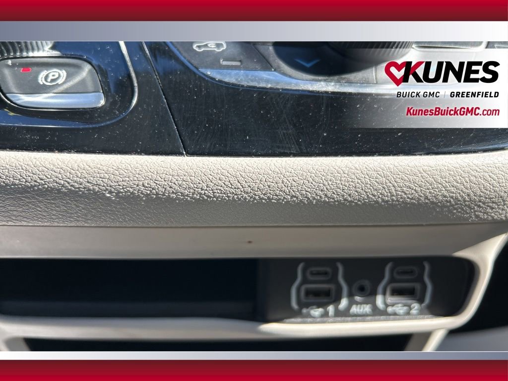 Used 2023 Chrysler Pacifica Touring-L image 27