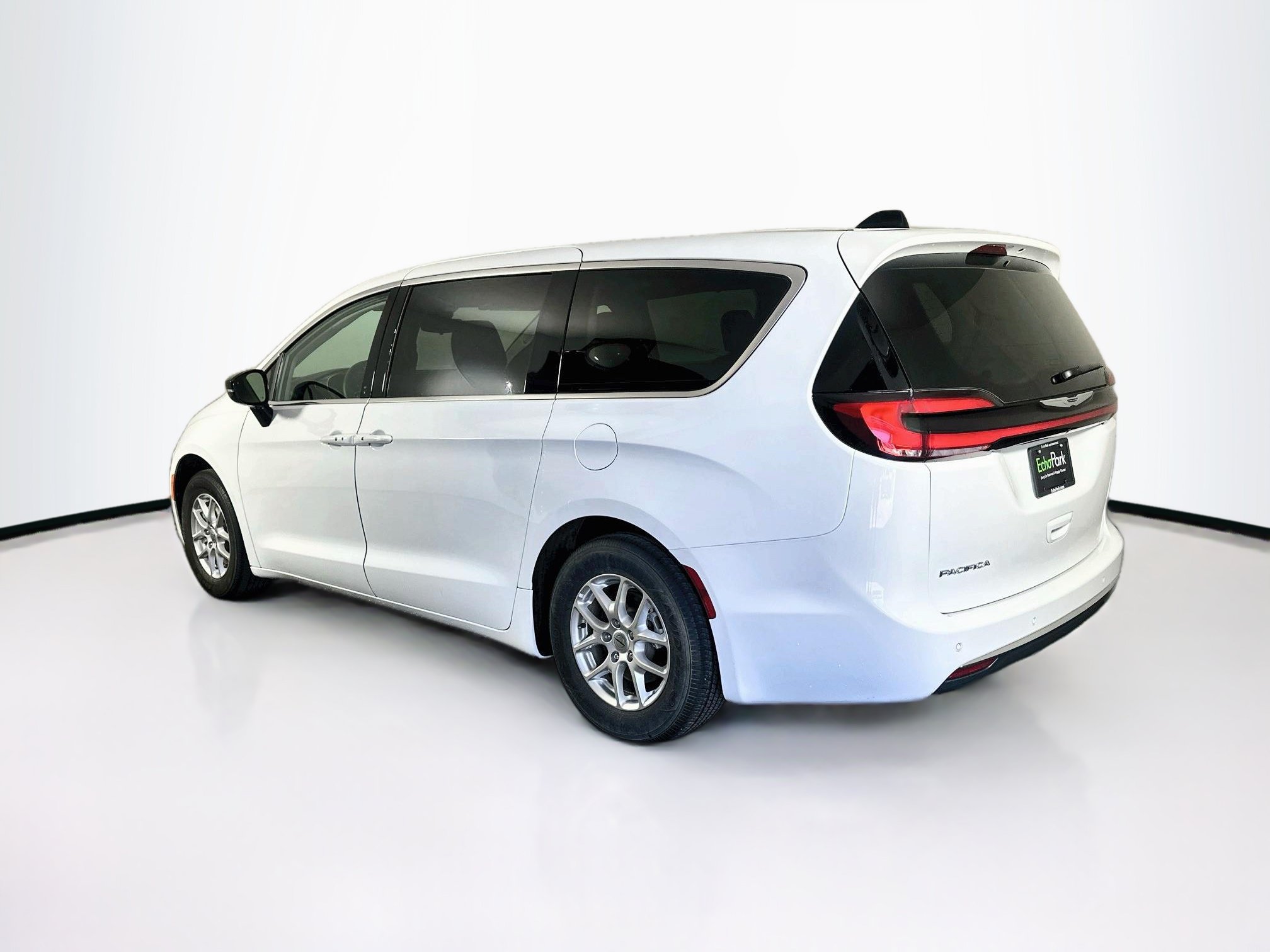 Used 2024 Chrysler Pacifica Touring-L FWD image 5