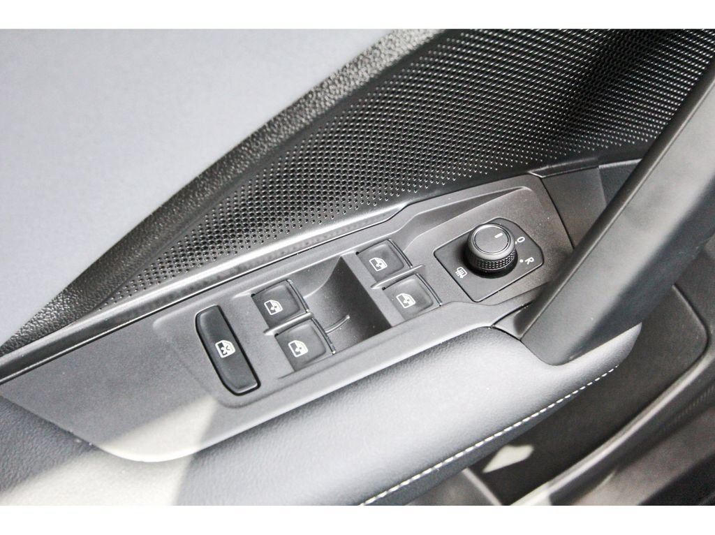 Used 2025 Volkswagen Tiguan SE R-Line AWD/4WD image 19