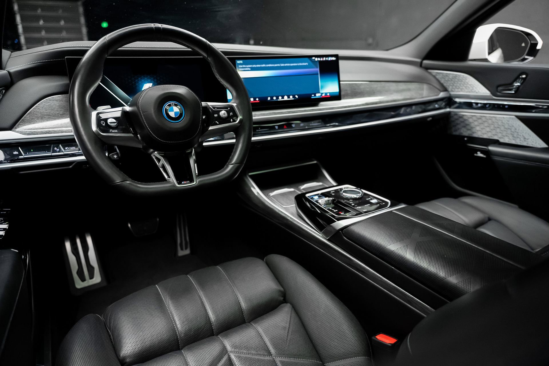 Used 2023 BMW i7 xDrive60 w/ Executive Package 2 AWD/4WD image 4