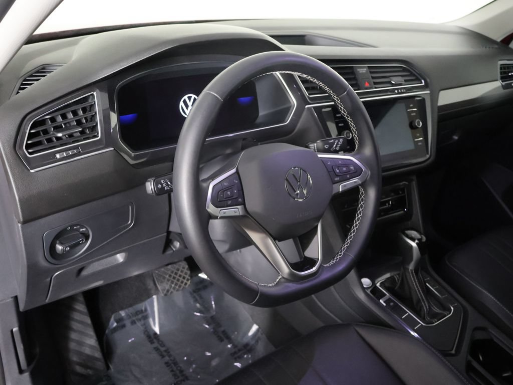Used 2023 Volkswagen Tiguan SE w/ Panoramic Sunroof Package FWD image 29
