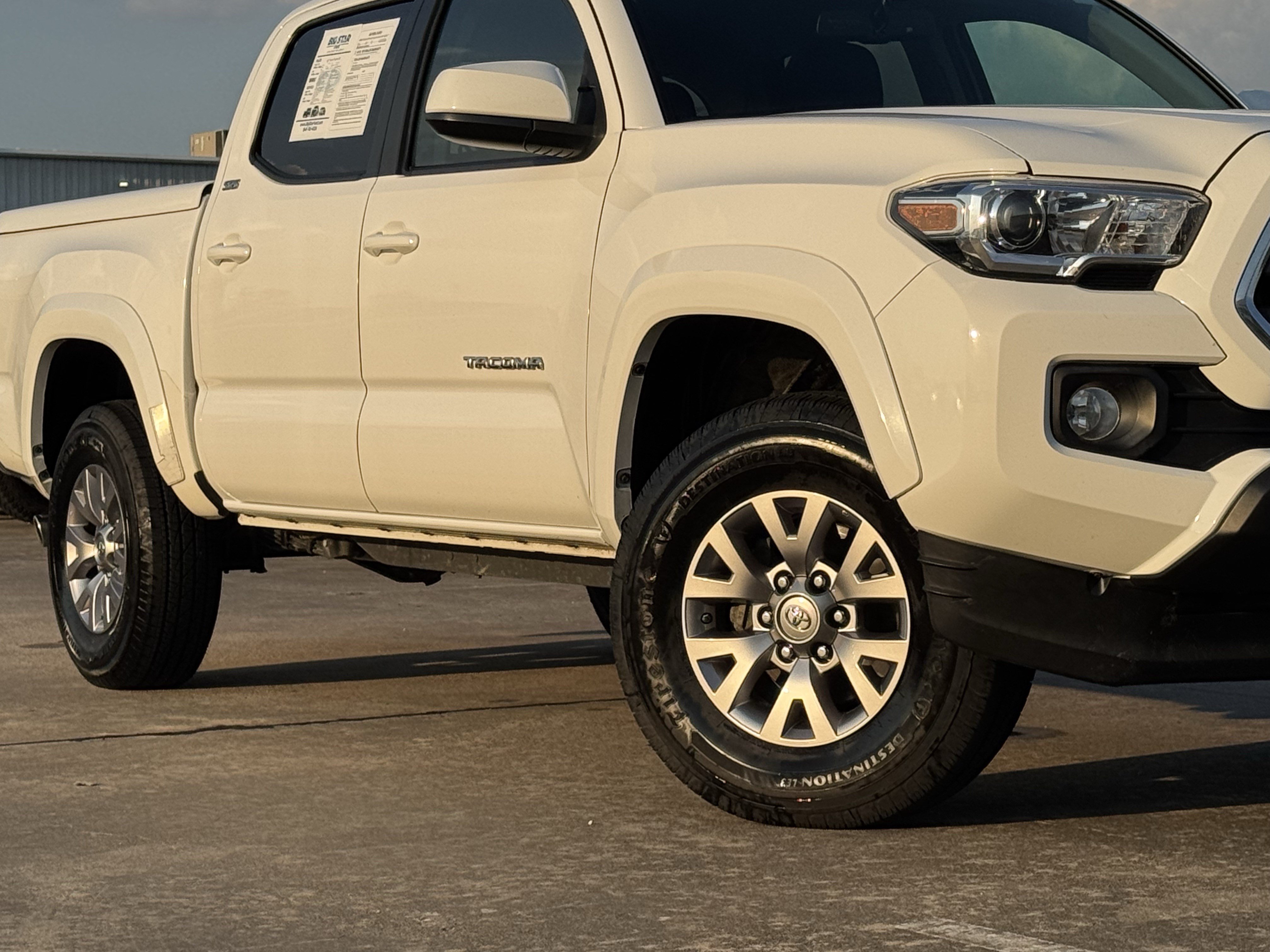 Used 2017 Toyota Tacoma SR5 w/ Tow Package RWD image 3