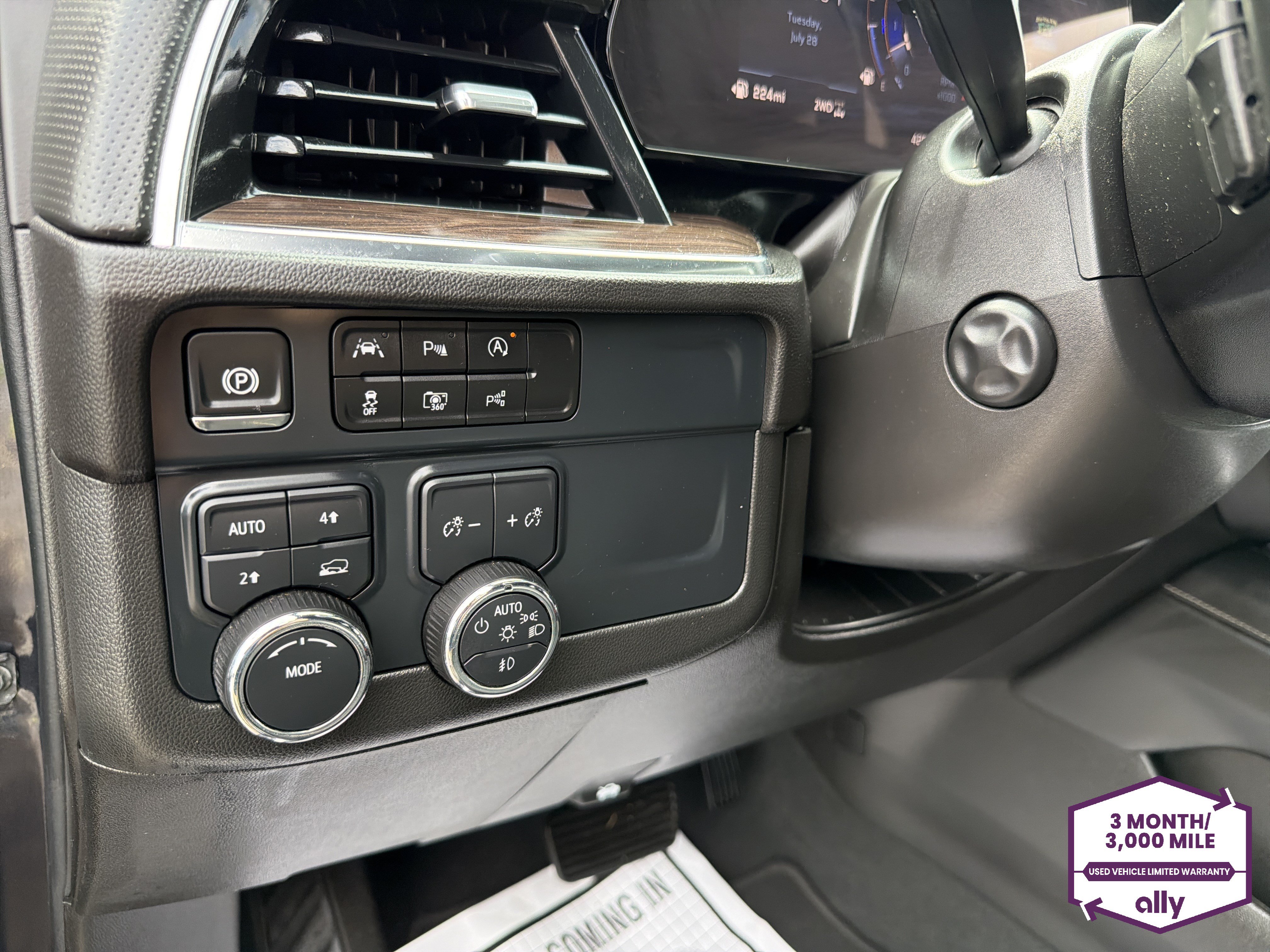 Used 2025 Chevrolet Tahoe Premier AWD/4WD image 16